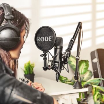 Rode NT-1 KIT Cardioid Condenser Microphone with SM6 Combination Shock Mount and Pop Screen