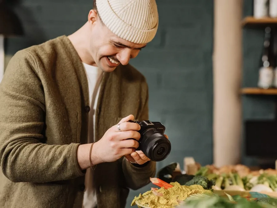 Canon EOS R50 V Mirrorless Camera-Des1